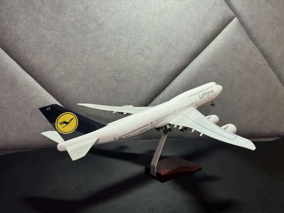 Модель самолета boeing 747-8 lufthansa 1:160 47см