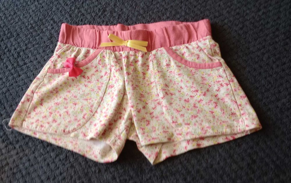 Floral shorts and solid pink shorts, 2 pockets + hook Zara Kid´s 3/4 years