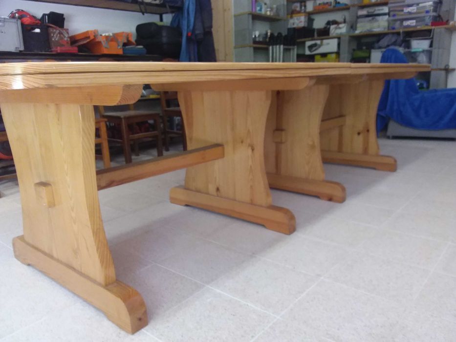 mesa em pinho maciço extensivel para 12 pessoas usada 1 vez