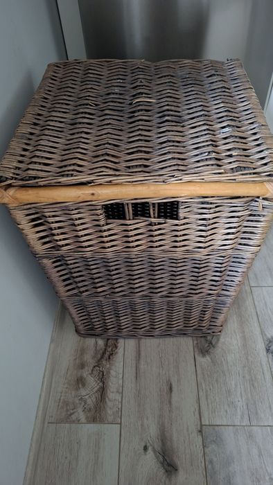 Duży kosz wiklinowy