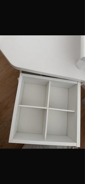 Toucador branco c/ gavetas e espelhos c/ iluminação