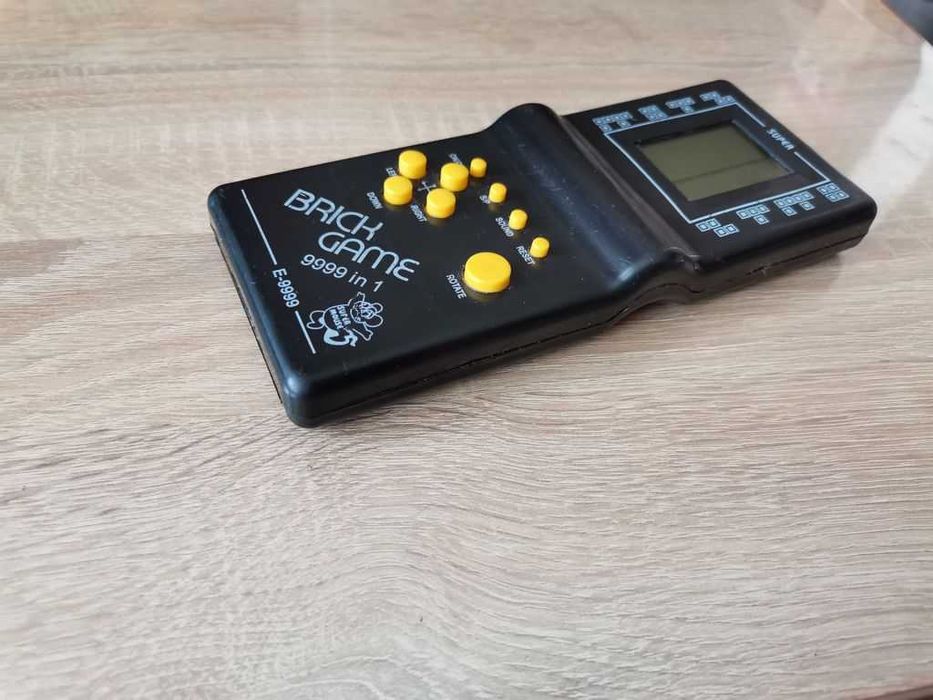 Электронная игра тетрис Brick Game E-9999 из 90-Х