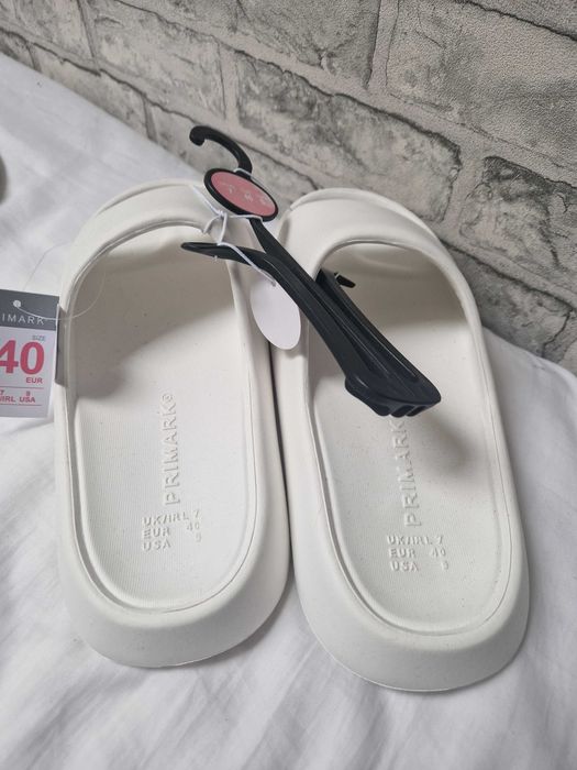 Białe klapki na basen na grubej podeszwie PRIMARK