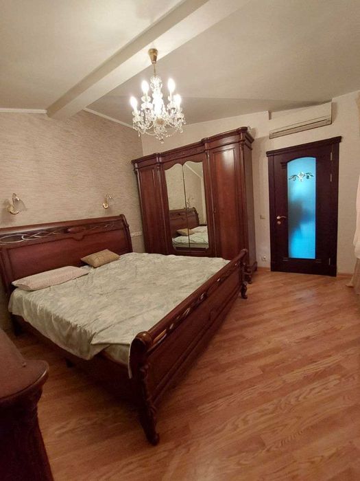 Продам двухэтажный дом с  ремонтом в Центре Слободки.