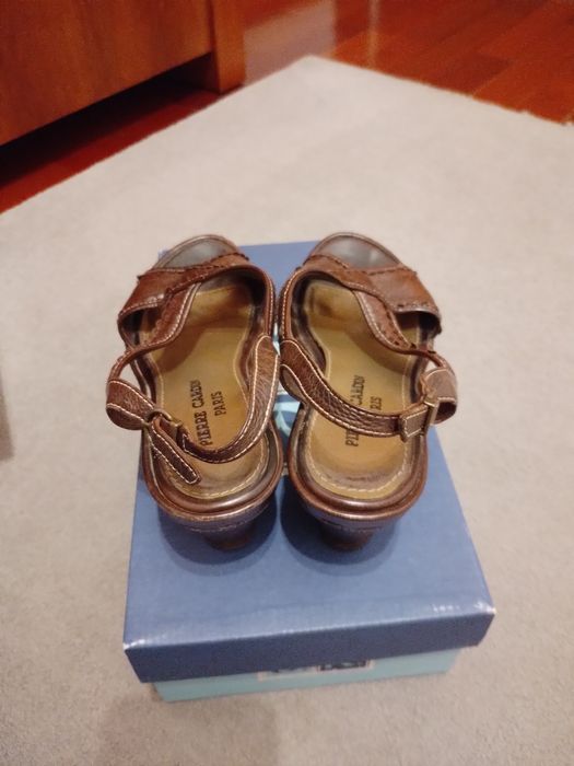 Sandalias de cunha Pierre Cardin