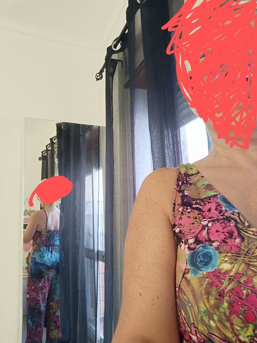 Macacão colorido e decotado de verão. Muito fresco. Usado