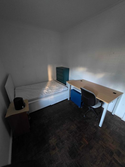 Quarto Grande para Individual, Casal ou Partilhado SEM CALÇÃO
