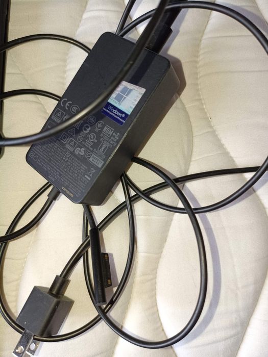 Майкрософт Surface Pro Intel Core i 5  7660U (чохол є)
	Surface Pro