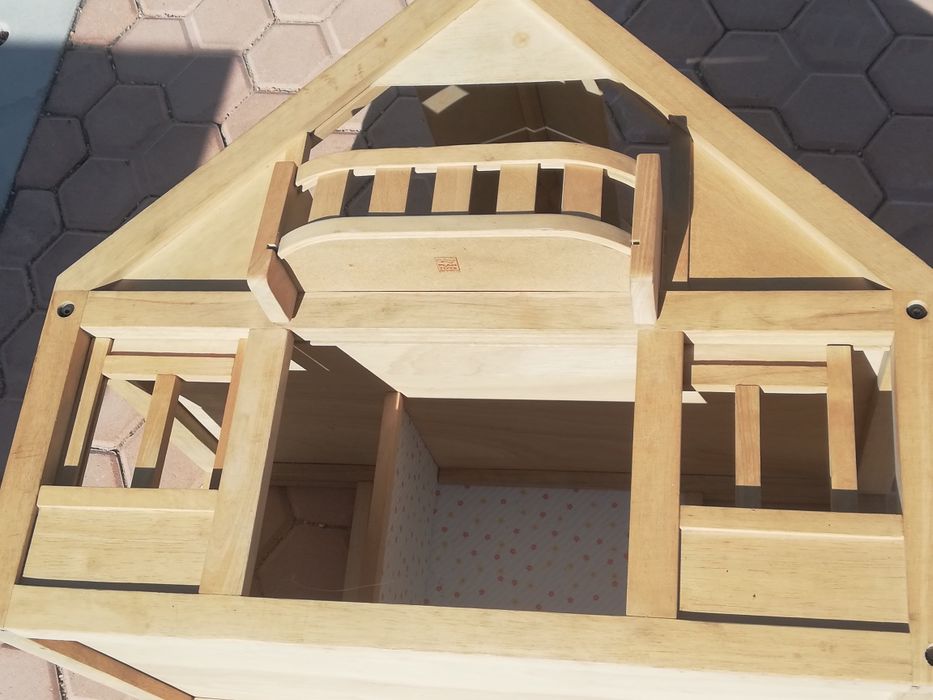 Casinha de madeira da Plan Toys e acessórios de madeira para brincar