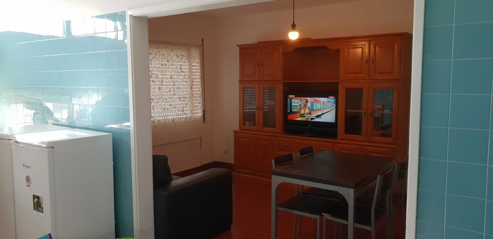 Arrendo quarto na Rua dos Covões, rua principal, a 9 min a pé da ESTeSC / ESEnfC, com transportes à porta e recibo de renda.