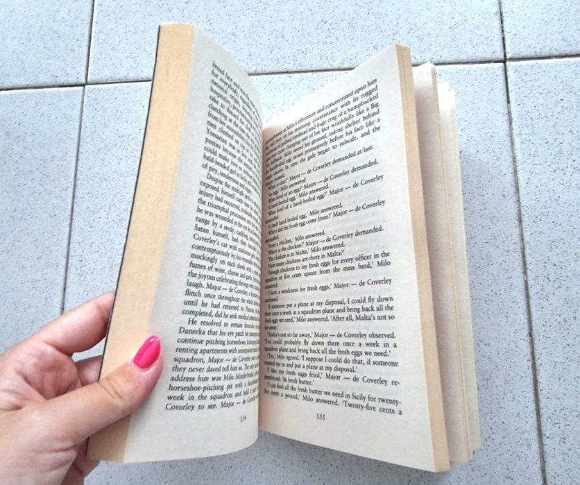 Livro "Catch-22" de Joseph Heller (em Inglês)