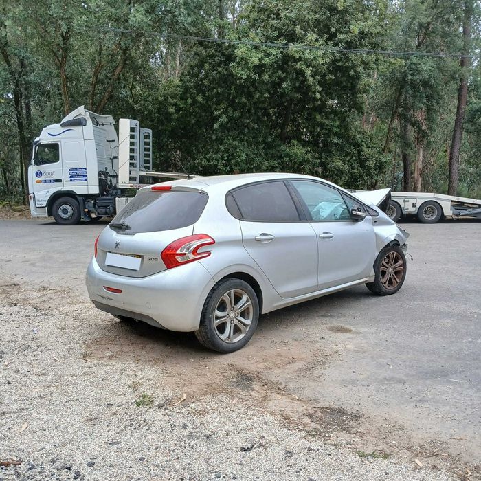 Peugeot 208 1.2 de 2014 - Peças Usadas
