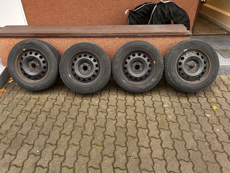 Felgi stalowe z oponami zimowymi 215/60R16