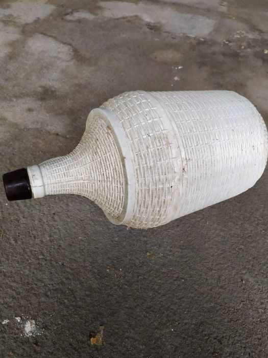 Garrafões de vidro revestidos a plástico