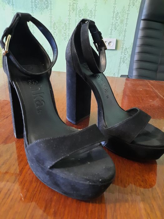 Модельні босоніжни Bershka