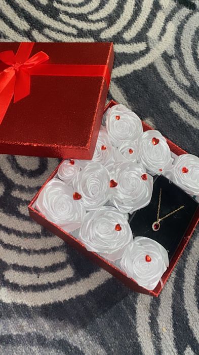 Caixa para oferecer com rosas e um colar