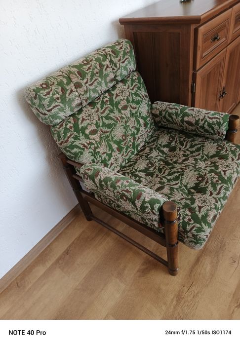 Fotel nieduży zgrabny