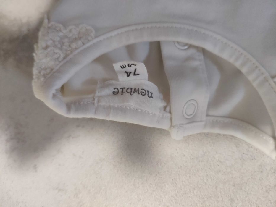 Piękne białe body niemowlęce roz.74 z Newbie