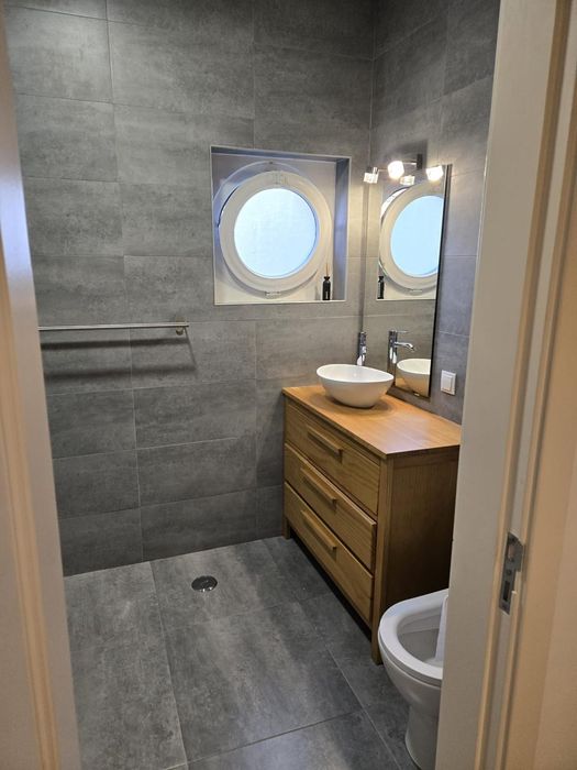Quarto com roupeiro embutido em Queluz, entrada imediata