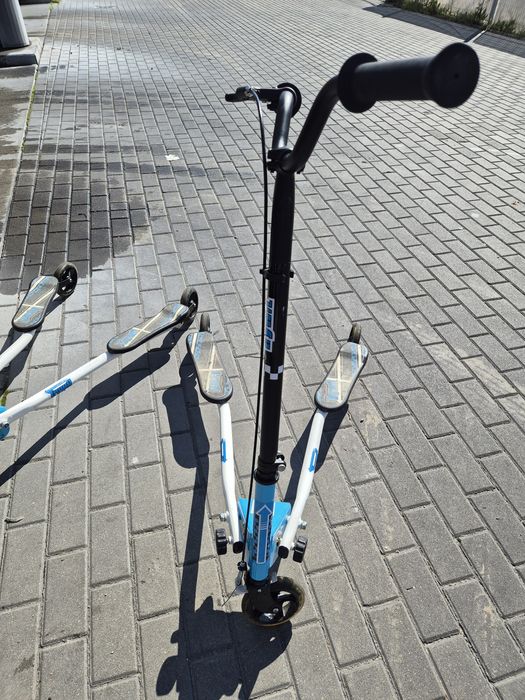 Hulajnoga trójkołowa dla dorosłych – niebiesko-czarna