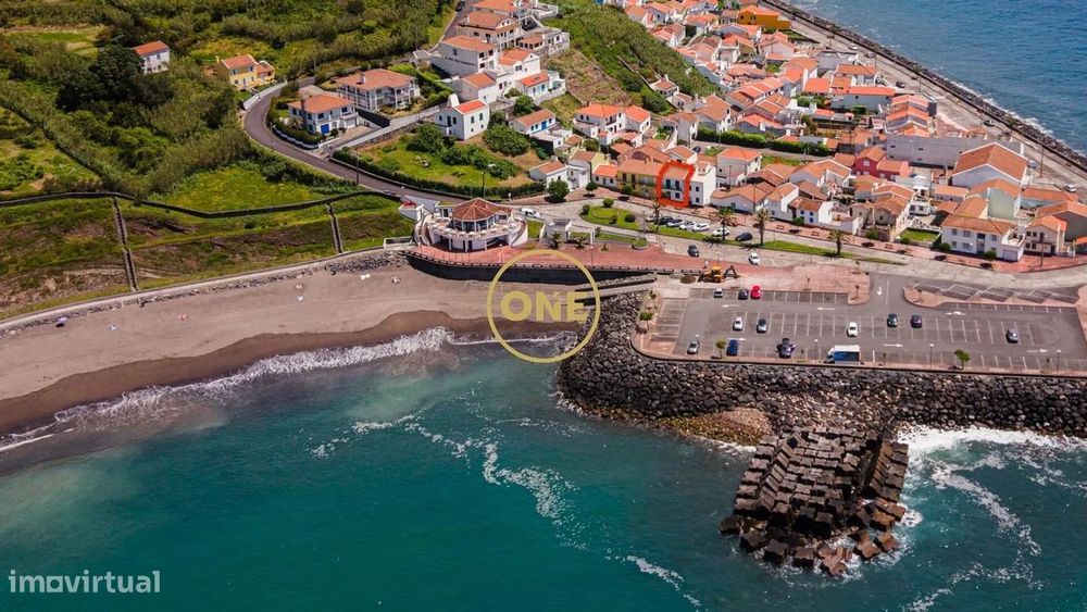 Moradia T2 Totalmente Remodelada em Frente à Praia da Ribeira Quente