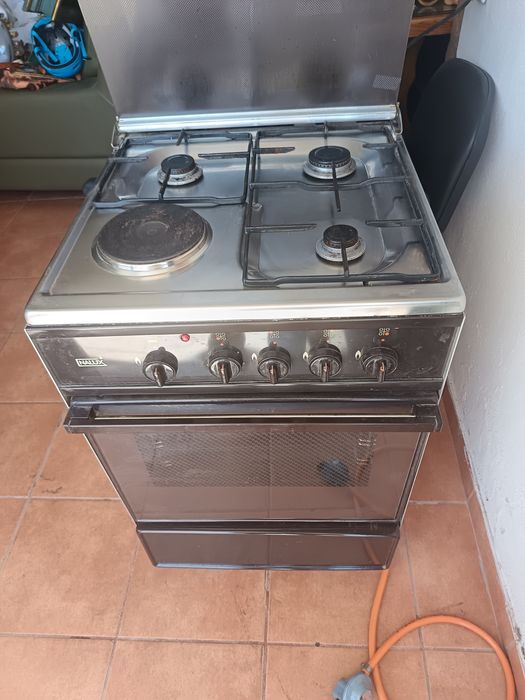 Fogão a gás e elétrico
