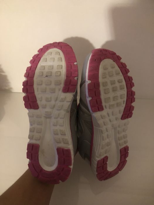 Sapatilhas brancas com rosa