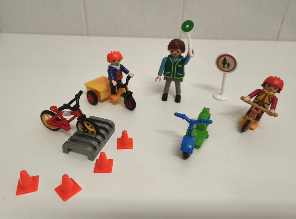 PLAYMOBIL 5571 – EDUCAÇÃO RODOVIÁRIA - 3 Figuras + Bicicletas + Acessórios