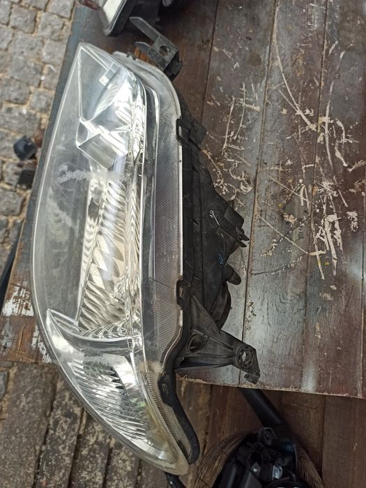 Faróis de Mazda 323  Originais de 2001