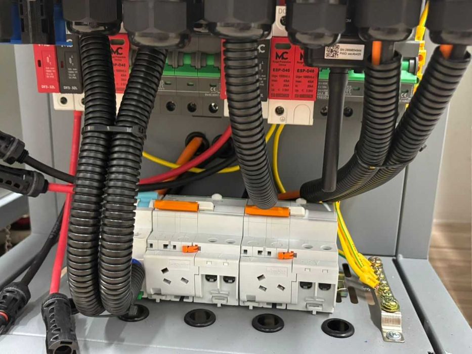 Sistema solar com inversor Deye 6kw + 15kw de bateria com células CATL