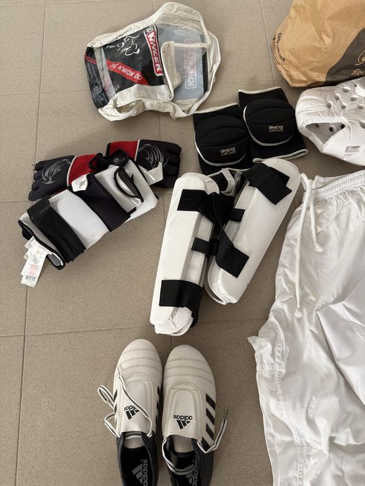 Equipamento completo de Taekwondo + Dobok + sapatilhas Adidas + proteções