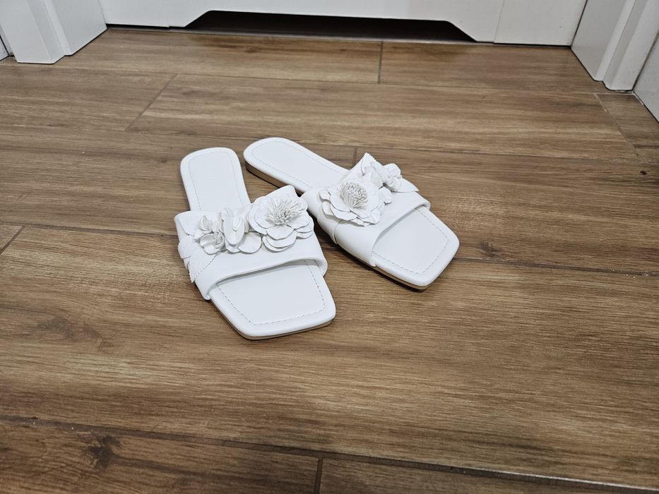 Białe klapki  z uroczymi kwiatkami nowe bez metki 40 mohito