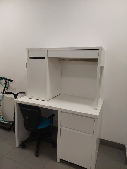 Oddam za darmo dwa biurka i krzeselko