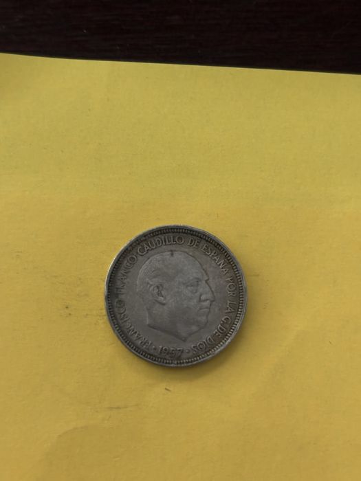 5 pesetas (popularmente conhecida como “un duro” ou “duro de Franco”).