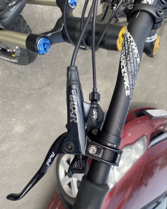 CANYON NERVE AL –Bicicleta de Montanha (BTT) com suspensão total equipada com suspensão FOX TALAS e transmissão Shimano XT.