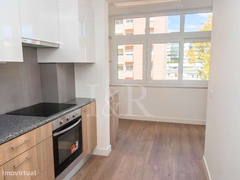Apartamento T3 com varanda e estacionamento na Estrada da Luz, Lisboa
