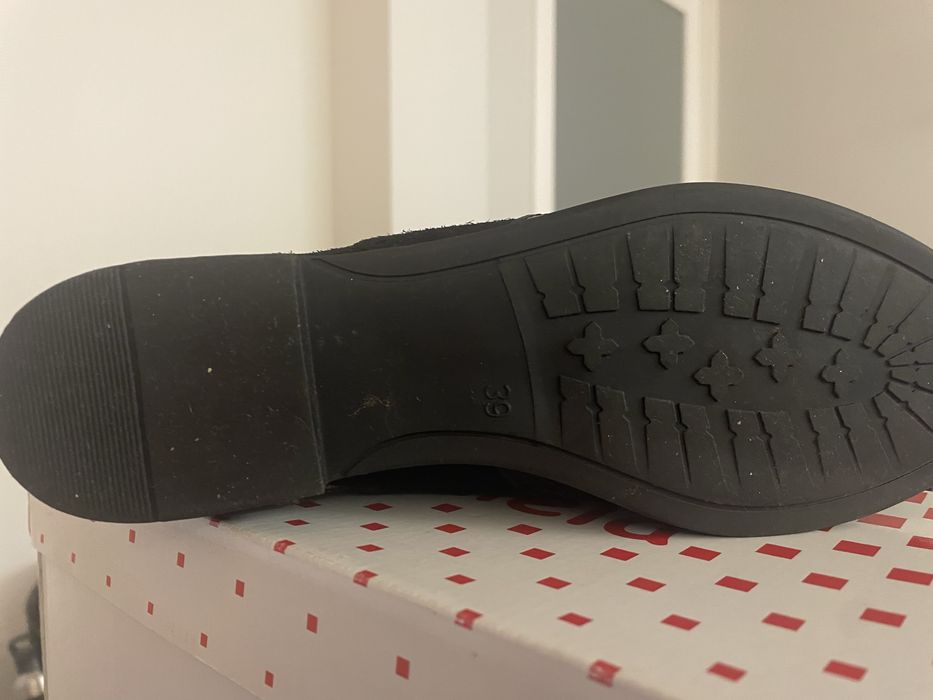 Sapatos pretos confortáveis