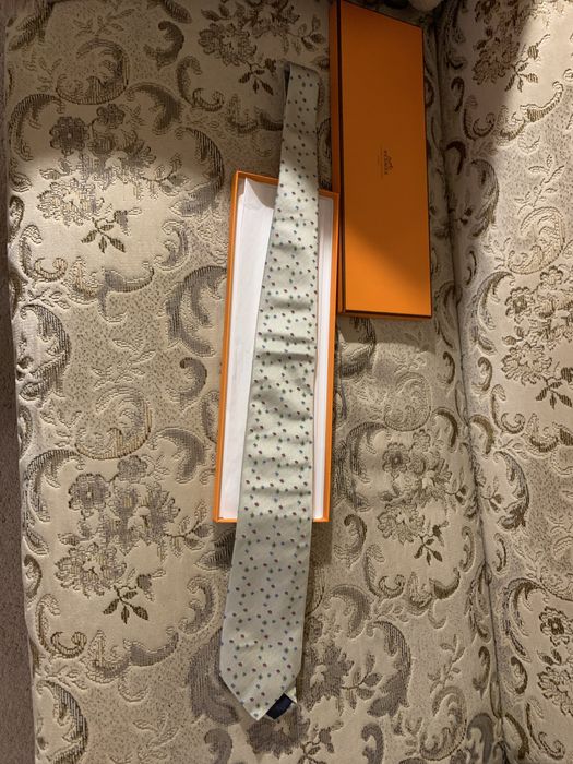 Krawat Hermes jedwabny w pudelku