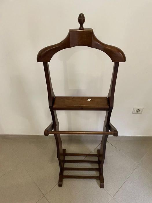 Cabide de pé em madeira castanho