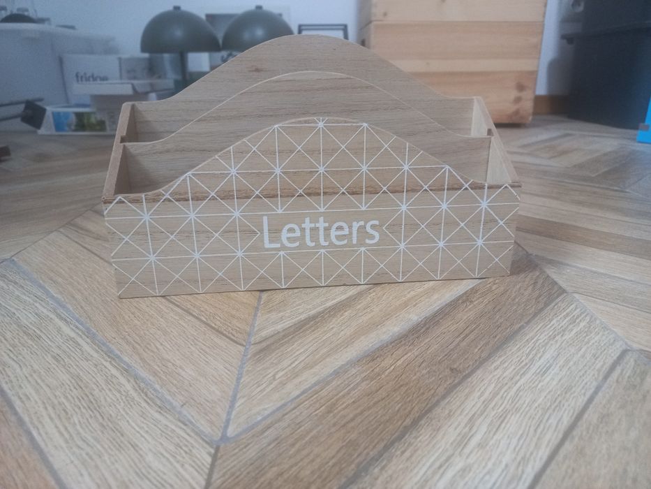 Drewniany pojemnik na listy