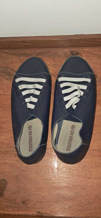 Sapatilhas em pele tamanho 42