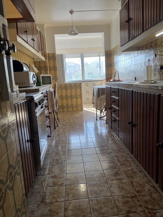 T2 Parede para arrendar com mobilia .