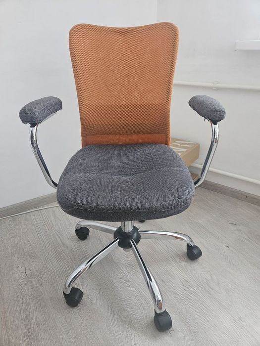 Офісне крісло з регулюванням висоти сидіння