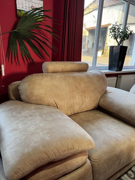 Мʼякі пуфіки беживого коляру