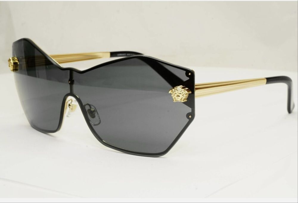 Солнцезащитные очки Versace