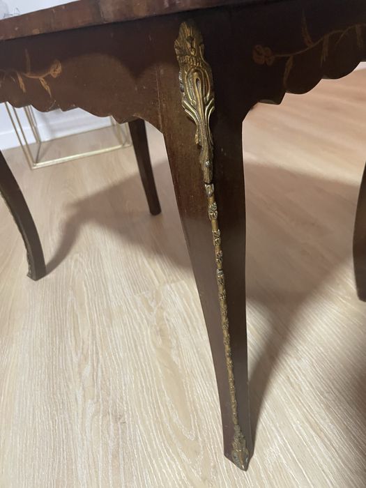 Mesa retangular de apoio estilo Luís XV.