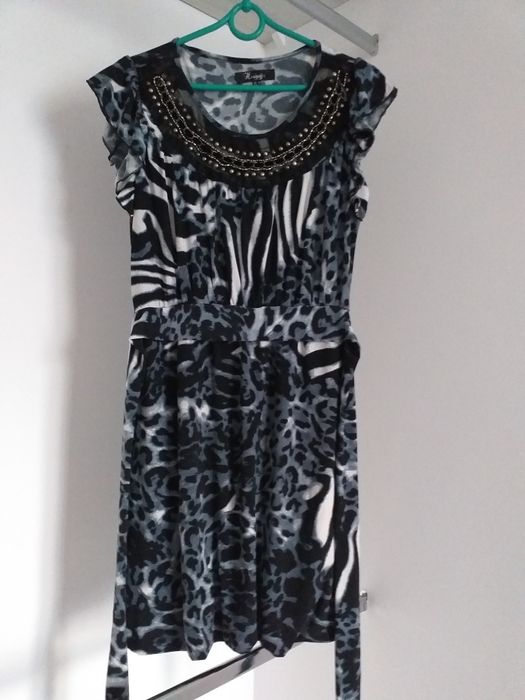 Sukienka z ozdobnym dekoltem