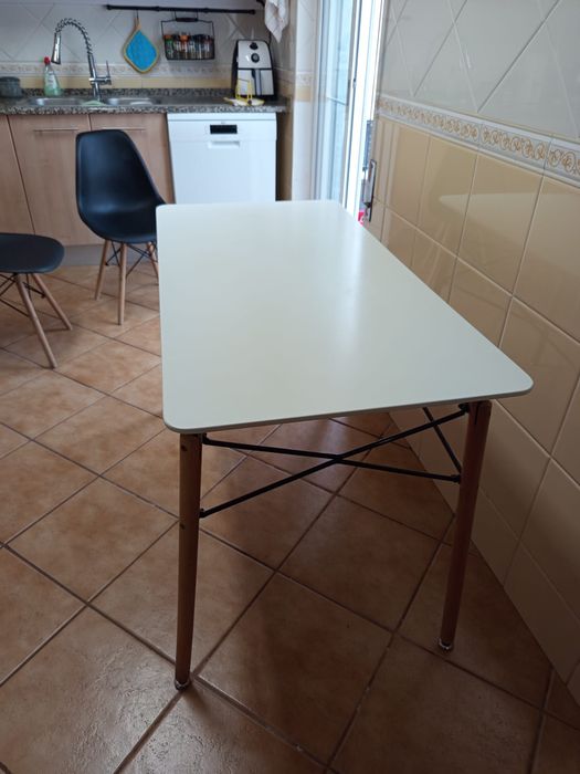 Mesa de Refeição/Cozinha 120 × 60 cm com 4 Cadeiras Estilo Nórdico – Excelente Estado
