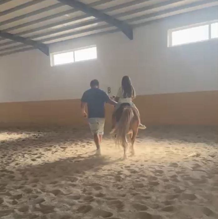 Ponei montado a dar aulas