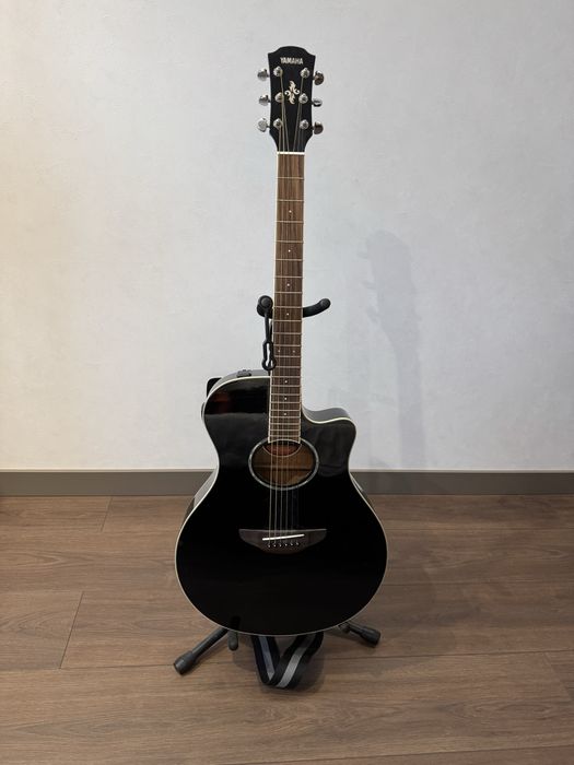 Yamaha APX600 в черном цвете.
